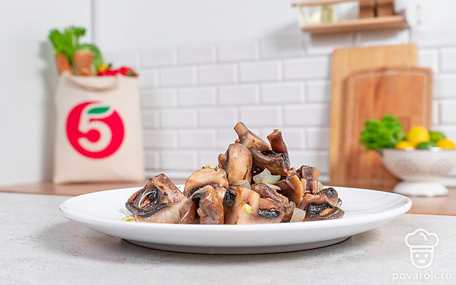 Жареные шампиньоны с луком на сковороде — Рецепт с фото