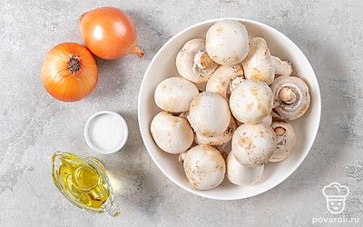 Отмерьте нужное количество ингредиентов. Шампиньоны тщательно промойте, а лук очистите от шелухи.