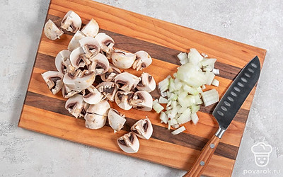 Грибы нарежьте произвольными, но не мелкими кусочками. Лук накрошите мелкими кубиками.