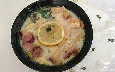 Суп подавайте с сухариками, тогда вкус сыра и хлеба будет пересекаться. Также можно подать с репчатым луком, чтоб добавить остроты.