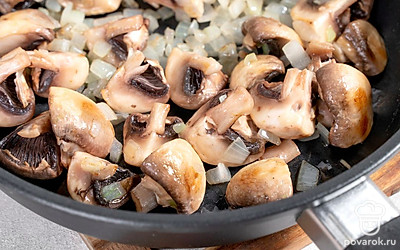 Разогрейте сковороду с маслом на среднем огне. Выложите лук и обжарьте его до прозрачности. Добавьте грибы. Жарьте, помешивая, пока не выпарится жидкость. Затем дайте подрумяниться и снимите с огня.