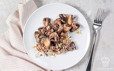 Подавайте грибы с луком как самостоятельное блюдо, теплую закуску или гарнир.