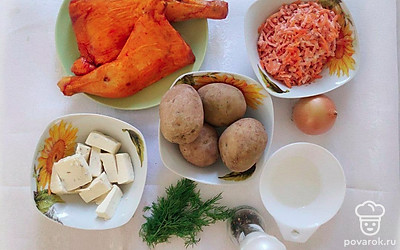 Выставите все продукты по списку ингридиентов. Лук, морковь и картофель очистите и помойте. Пучок свежей зелени тоже промойте. Приготовьте посуду, которой будете пользоваться. Кастрюлю объемом 3,5-4 литра наполните водой и поставьте на огонь.