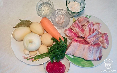 Свиные ребрышки разделите по 1 ребру, промойте и поставьте вариться в подсоленной воде с лавровым листом. Овощи очистите и промойте. Рис промойте проточной водой.