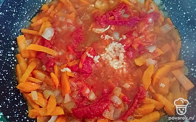 Приготовьте томатную заправку: лук нарежьте кубиками и обжаривайте на сковороде, морковь порежьте соломой и отправьте к луку, поджаривайте до выделения желтого сока. Далее выдавите чеснок, добавьте томатную пасту и немного бульона и тушите 5 минут.