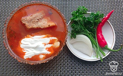 Разлейте готовый суп по порционным тарелкам, добавьте сметану, порежьте черный хлеб. Ваши домочадцы несомненно оценят такой вкусный и сытный обед.