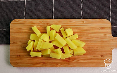 Картофель почистите и нарежьте.