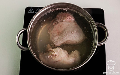 Сварите бульон из курицы. Курицу выньте и нарежьте. Бульон процедите.