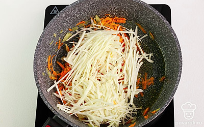 Добавьте капусту и обжаривайте еще 5 минут.