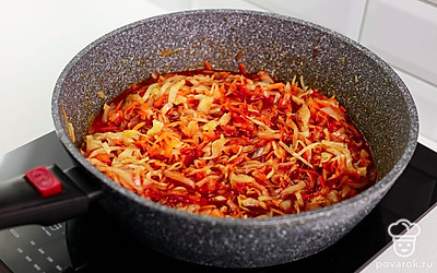 Добавляйте томатную пасту. Перемешайте и тушите еще около семи минут.