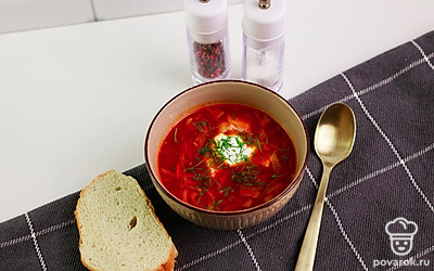 Выложите порцию капустняка в миску, добавьте сметану и свежую зелень.