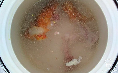 Копченое куриное мясо снимите с кости. Поместите его в кастрюлю, залейте 2 л холодной водой и доведите до кипения. Варить бульон на небольшом огне в течение 20 минут.