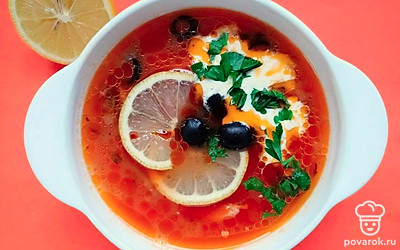 Подавайте суп с копченой курицей и рисом как горячее первое блюдо. При порционной подаче украсьте свое блюдо свежей зеленью и долькой лимона. В центр тарелки выложите маслины, ложку сметаны. Подайте к супу тосты или свежий хлеб.