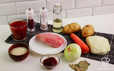 Для приготовления капустняка ополосните курицу, очистите пару картофелин, морковь почистите овощечисткой, с капусты снимите вялые грязные листья, с лука снимите шелуху. Отмерьте 150 мл томатного сока.