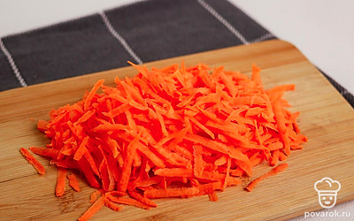 Морковь натрите на крупной терке, лук и картофель порежьте кубиками.