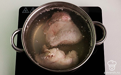 Сварите бульон из куриной грудки. Залейте курицу водой и доведите до кипения, снимите пенку. Варите курицу приблизительно 20-25 минут на медленном огне. В конце добавьте щепотку соли, перец горошком и лавровый лист. Варите еще минут пять. Бульон процедите, курицу выньте, остудите и нарежьте кубиками.