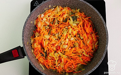 Раскалите сковороду. Налейте растительное масло и обжарьте лук и морковь в течении 5-7 минут.
