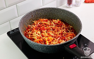 Добавьте в сковороду томатную пасту, перемешайте и тушите овощи 10 минут.