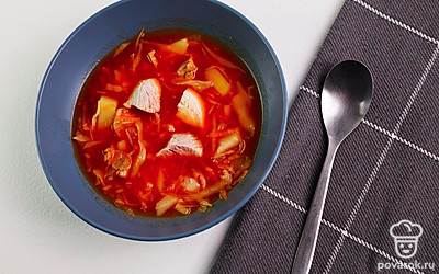 Подайте блюдо в порционных тарелках со сметаной и зеленью. Попробуйте остудить капустянк и убрать его в холодильник, а подавать на следующий день — суп будет еще вкуснее.