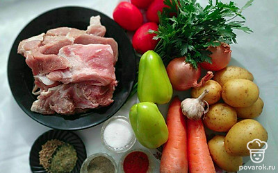 Достаньте заранее свинину, тщательно ее промойте и нарежьте небольшими кусочками. Помойте и очистите все овощи. Картофель и помидоры крупно нарежьте, а морковь и перец нарежьте соломкой, лук полукольцами и чеснок измельчите.