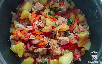 Далее добавьте перец, помидоры, чеснок и оставьте мультиварку в этом же режиме на 60 минут. За 5 минут до окончания приготовления добавьте зелень, специи. Посолите и перчите уже готовое блюдо, после еще раз хорошо перемешайте.