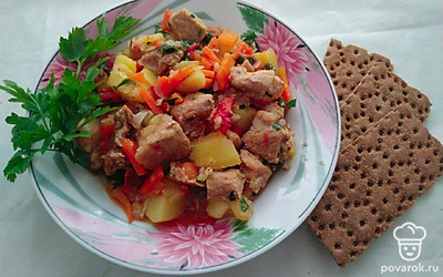 Это блюдо подается порционно. При желании можно добавить горчицы для большой остроты блюда. Также его можно украсить листочками свежей зелени, и дополнительно к шурпе подать хлебцы или ломтики свежего хлеба.