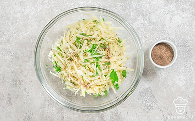 Натрите сыр на средней терке. Мелко порубите петрушку и укроп, а зубчик чеснока измельчите с помощью ножа или пропустите через пресс. Смешайте все ингредиенты в миске. Добавьте в готовую начинку молотый перец и снова перемешайте.