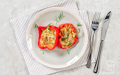 Ароматные перцы с сыром украсьте зеленью и подавайте к столу в горячем виде сразу после приготовления. 