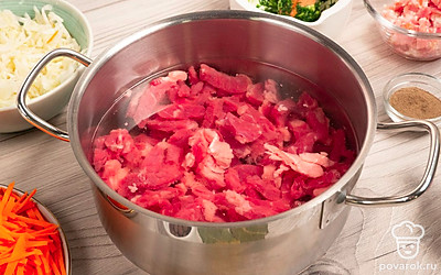 Приготовьте мясо. Кусочки говядины положите в кастрюлю и залейте их водой. Поставьте мясо в разогретую духовку и оставьте его там на 90 минут.