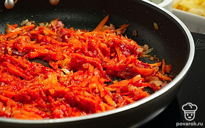 Обжарьте ингредиенты. На сковороду выложите бекон и обжаривайте его 2-3 минуты на среднем огне, помешивая. Положите к бекону лук и морковь, тщательно перемешайте. Дождитесь, когда лук приобретет золотистый оттенок, после чего добавьте томатную пасту. Хорошо перемешайте ингредиенты и оставьте тушиться на 5 минут, затем снимите с огня.