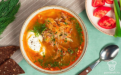 Готовый суп подавайте горячим вместе со сметаной.