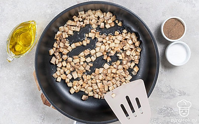 Нарежьте грибы мелкими кубиками и обжарьте на сковороде до готовности, не забыв посолить и поперчить. 