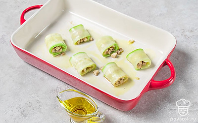 Выложите на кабачки немного обжаренных грибов и сверните рулеты. Чтобы овощи лучше держали форму, их можно легка проткнуть зубочистками. 