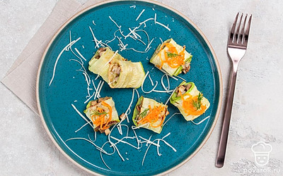 При подаче выложите сверху немного корейской морковки и посыпьте небольшим количеством тертого сыра. 