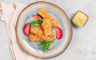 Подайте горячий сыр с любимым соусом. 