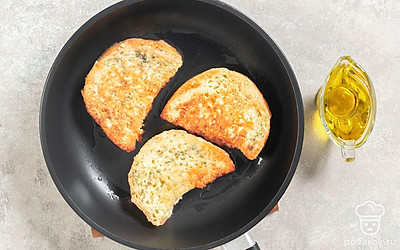 Приготовьте гренки. Сковороду с маслом поставьте на огонь разогреваться. Затем обмакните хлеб в молочно-яичную смесь и выложите на сковороду. Обжаривайте гренки с двух сторон до появления корочки.