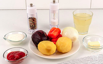 Свеклу для детского свекольника предварительно отварите до готовности и остудите. Очистите лук, морковь, картофель и вареную свеклу. Бульон для супа вы можете взять мясной, куриный или овощной либо заменить его простой водой.