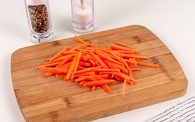 Морковь нарежьте тонкой соломкой либо натрите на крупной терке.