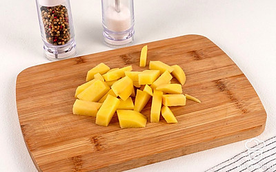 Картофель нарежьте небольшими брусочками.