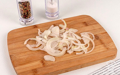 Репчатый лук нарежьте тонкими полукольцами.