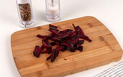 Отварную свеклу нарежьте тонкой соломкой. Она понадобится в самом конце приготовления свекольника.