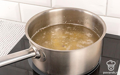 Доведите бульон до кипения и убавьте огонь. Отправьте картофель в бульон и варите до готовности, периодически снимая пенку.