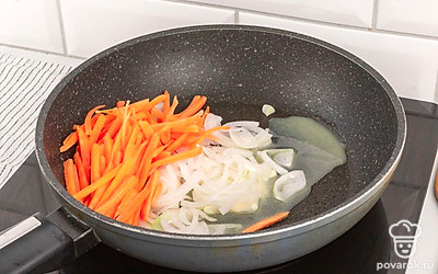 Тем временем растопите сливочное масло в сковороде. Обжарьте лук и морковь на среднем огне до золотистости в течение 5 минут.