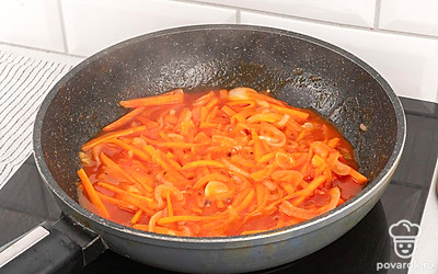 Добавьте к овощам столовую ложку кетчупа и влейте небольшой количество бульона. Все перемешайте и тушите на медленном огне до мягкости овощей.