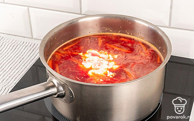 Когда картофель сварится, добавьте к нему лук с морковью и нарезанную свеклу. Добавьте соль и сахар по вкусу, а также столовую ложку сметаны. Перемешайте. Доведите свекольник до кипения и снимите с огня.