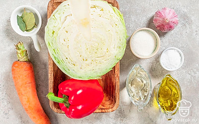 Почистите чеснок. Снимите с капусты верхние вялые листья. Помойте морковь и перец. Удалите у перцев плодоножку и семена. Подготовьте стерильную банку.