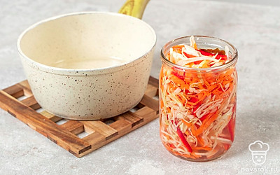 Перелейте маринад в банку так, чтобы он целиком покрывал овощи. Закройте плотно крышкой. Полностью остудите заготовку и и уберите в холод для хранения. 