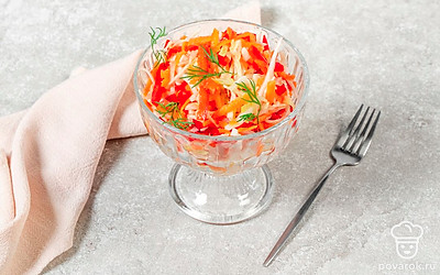 Выложите закуску в креманку и подавайте на стол. 