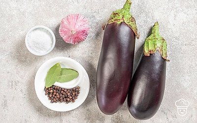 Помойте баклажаны, очистите от плодоножек. Ополосните очищенный чеснок и зелень. Подготовьте кастрюлю, сито и простерилизованную банку.