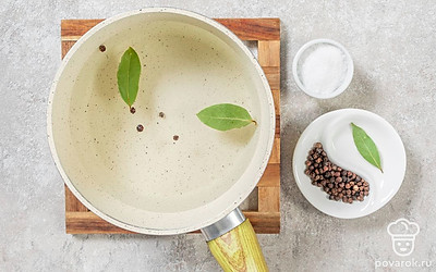 Влейте в кастрюлю слитый отвар. Добавьте соль, перец и лавровый лист. Поставьте кастрюлю на огонь и дождитесь кипения. Затем снимите рассол с плиты и остудите.